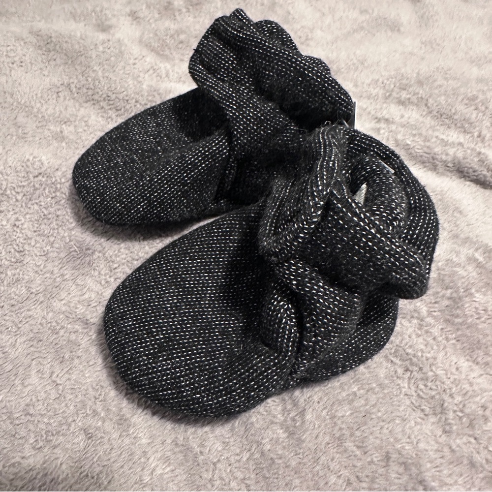 Roots Baby Black Pepper Baby Booties Size 0-6 Months NWT